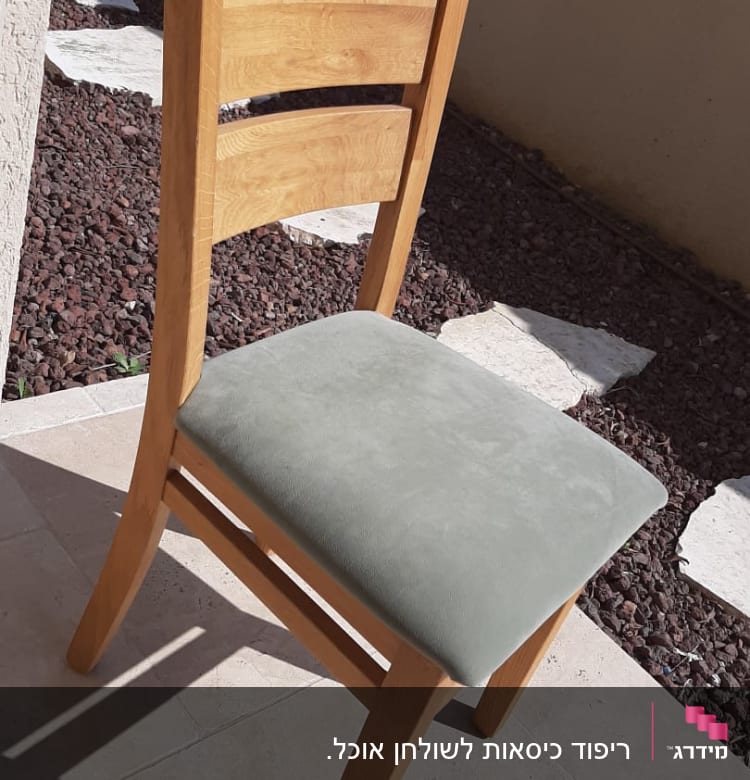 כיסא עץ עם ריפוד מושב אפור